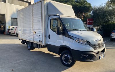 Iveco Daily furgone con sponda idraulica Copia